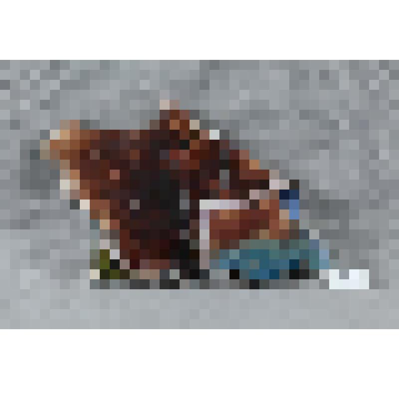 Изразец неправильной формы рельефный полихромный (правая часть панно) с изображением фрагмента правой ноги коня Вольги; цвета: коричневый, розовый, голубой, ультрамарин. 
Камин керамический, разноцветный, по рис. худ. Врубеля на тему "Микула Селянинович и