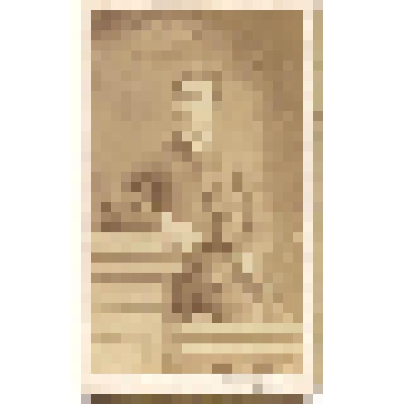 Портрет молодого человека в тёмном костюме, снятого на фоне с изображением листьев. Фотография