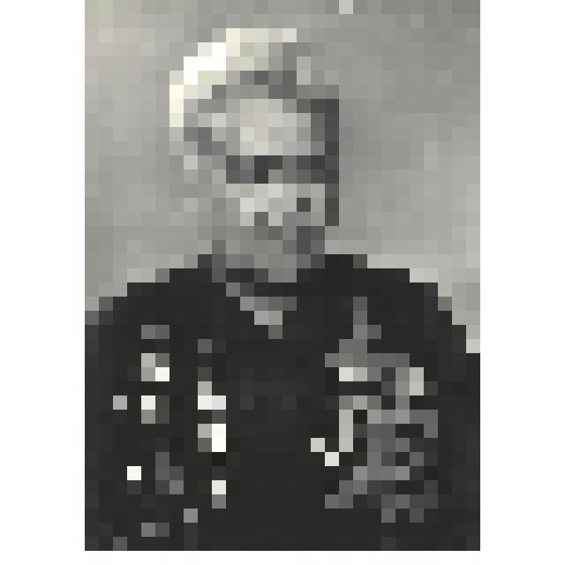 Фотографии. Фото ч/б. Майор Анна Владимировна Никулина. Вместе с товарищем она водрузила победное знамя над немецкой канцелярией в Берлине