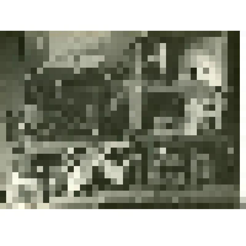 Фотография. Камерный т-р. На первом этаже конструкции справа стоят рабочие с красным знаменем, слева отшатывающиеся от них офицеры и закрывающие лица дамочки. "Патетическая соната"