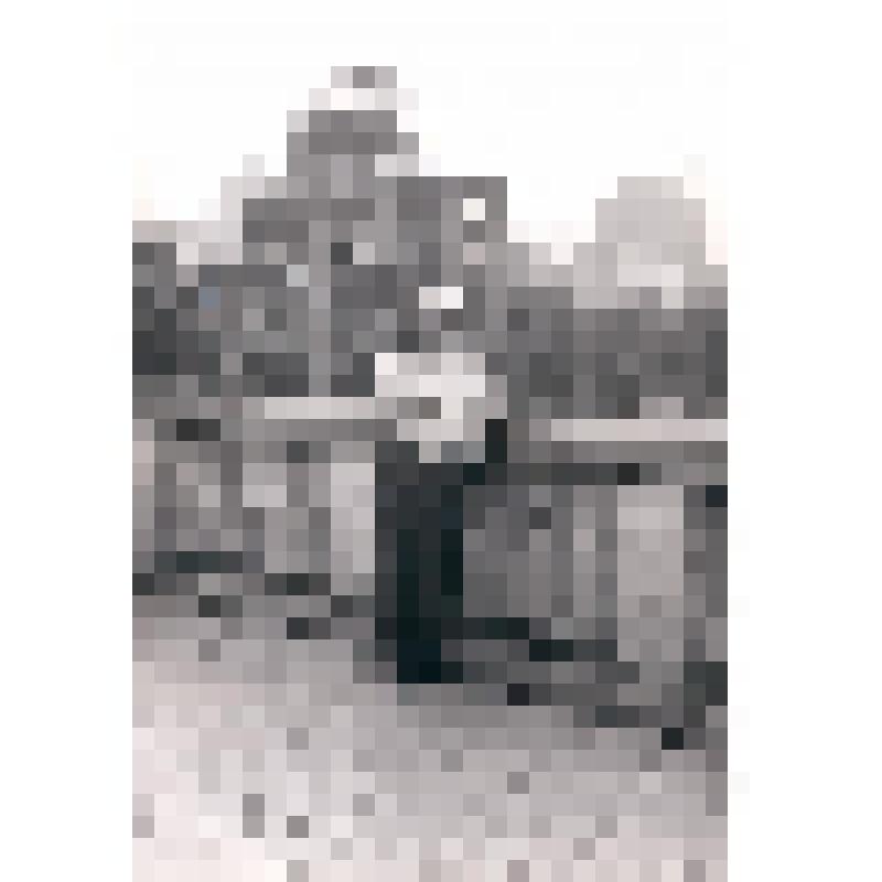 Фотография. Художник П. М. Гречишкин в Японии у Мемориала мира (Купол Гэмбаку) в г. Хиросима. На нём белая рубашка, кепка, на плече сумка