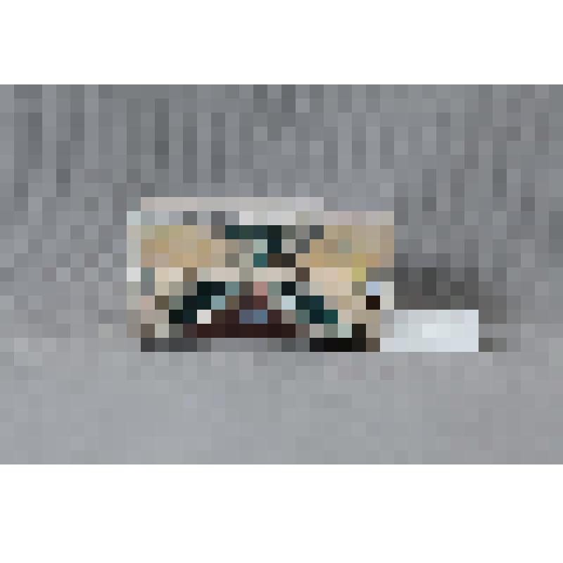 Изразец-валик в форме дуги (правая сторона панно); цвета:
цвет топленого молока, изумрудно-зеленый, коричневый, кобальт. Камин керамический, разноцветный, по рис. худ. Врубеля на тему "Микула Селянинович и Вольга"