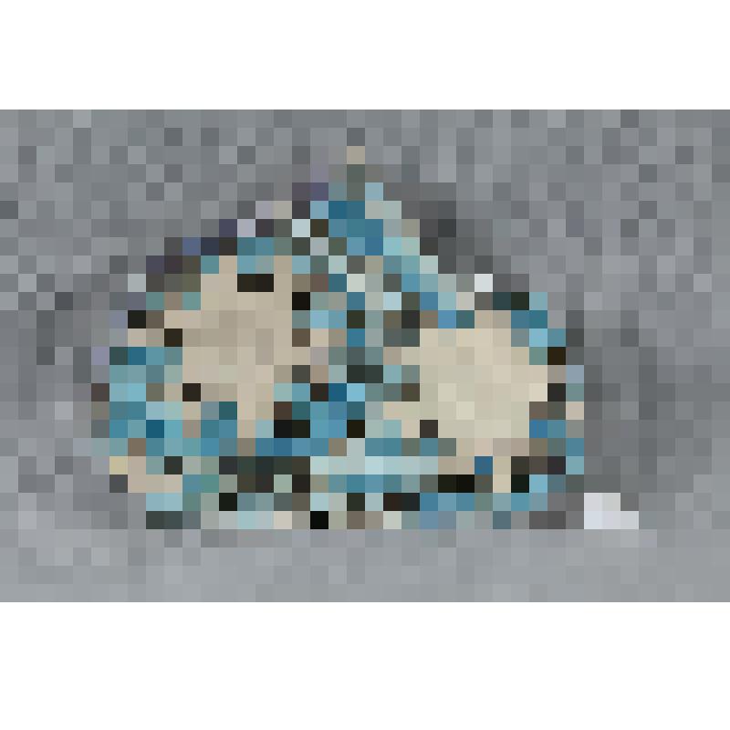 Изразец неправильной формы рельефный полихромный (левая часть панно) с изображением фрагмента рубахи (левая рука) Микулы Селяниновича; цвета: светло-охристый, лазурный, сиреневый, бледно-голубой. 
Камин керамический, разноцветный, по рис. худ. Врубеля на