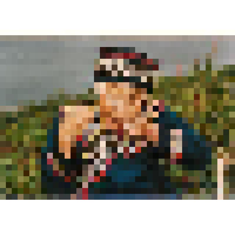 Фотография. Няван Ольга Анатольевна за игрой на нивхском музыкальном инструменте "ирлы канга"