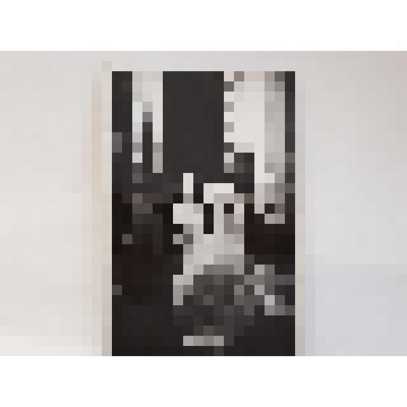 Фото черно-белое. Р. Янбулатова в роли Дездемоны. В. Шекспир " Отелло"