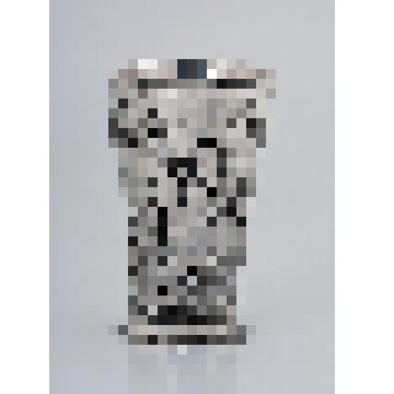 Стопа серебряная с чеканными изображениями трех фигур на фоне пейзажа