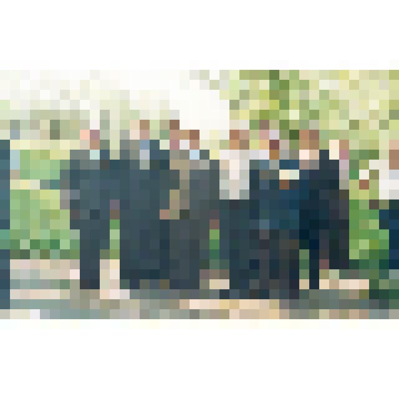 Ветераны Азовского ОВД на отдыхе. Тращенко П.Ф. - крайний справа