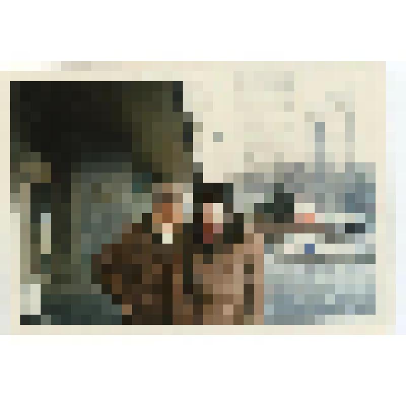 Фотография. Б.Тевлин в дубленке и меховой шапке, с неустановленным лицом. На пороге гостинницы, на фоне здания МИДа
