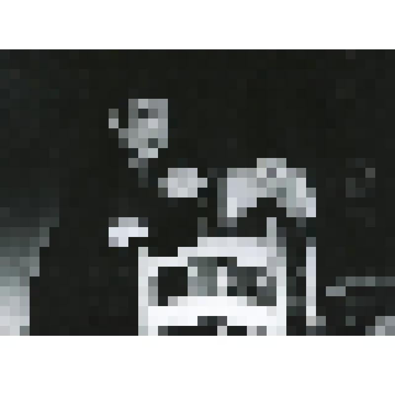 Фотография. Писатель - Е. Вестник - стоит, победренно, 3/4 влево, руками опирается на спинку кресла, рот открыт, в правой руке - микрофон. "Письма к незнакомке" (пост. Е. Еланская, худ. В. Солдатов). Москва, Государственный академический центральный театр