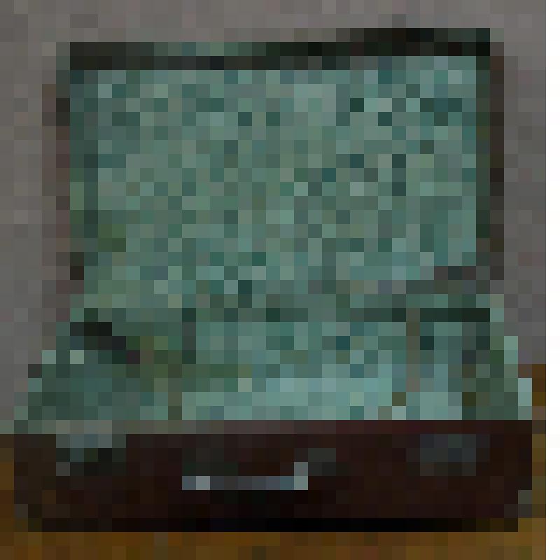 Кожгалантерея. Чемодан дорожный фанерный дерматиновый светло-коричневого цвета. Остов чемодана (корпус и  крышка) жестской конструкции изготовлен из фанерного листа., С внешней стороны  обтянут дерматином светло-коричневого цвета. 
С внутренней стороны -