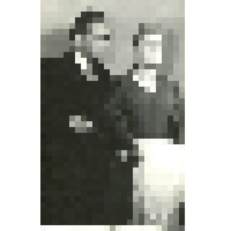 Фотография. Роберт - Д.Л. Сагал, Юстина - М.Ф. Пастухова. Оба стоят, у нее в руках плащ. "Юстина" (пост. - А. Шатрин, худ. - А. Матвеев.). Москва, Центральный театр Советской армии