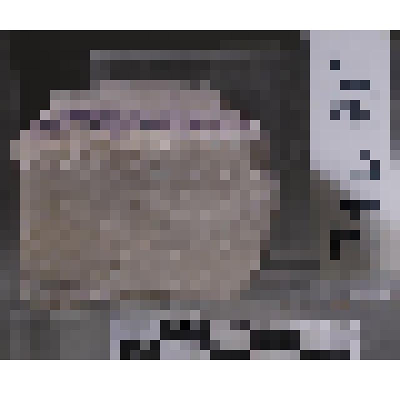 Кусок светло-серого мрамора с прожилками