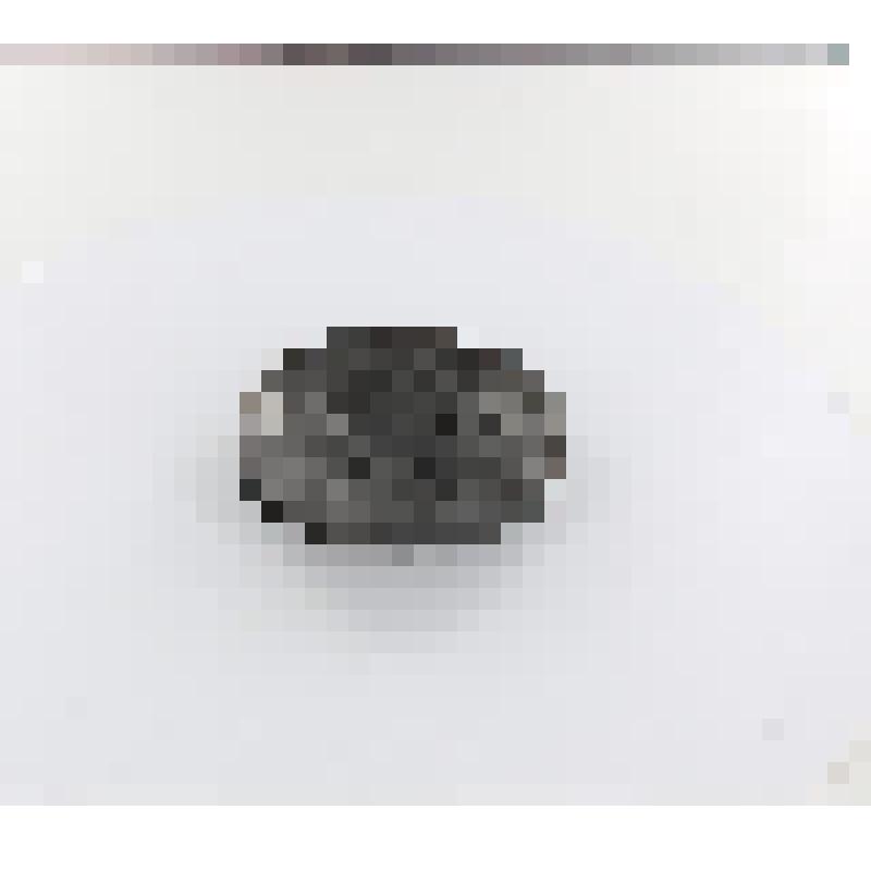 Блюдце на низком поддоне, покрыто растительным из серебристого металла орнаментом. Работы индо-персидских мастеров