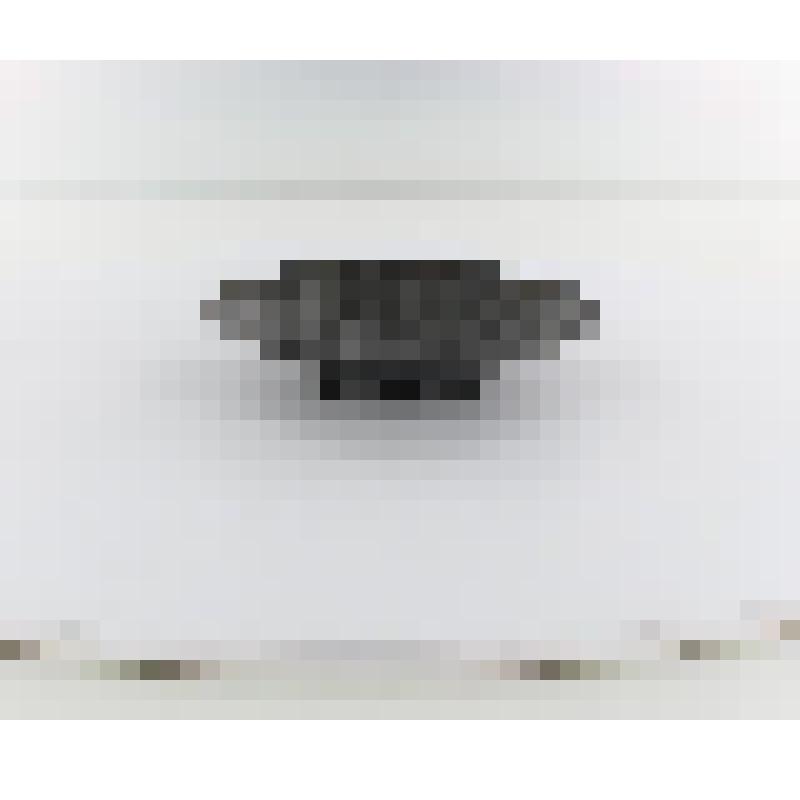 Блюдце на низком поддоне, покрыто растительным из серебристого металла орнаментом. Работы индо-персидских мастеров