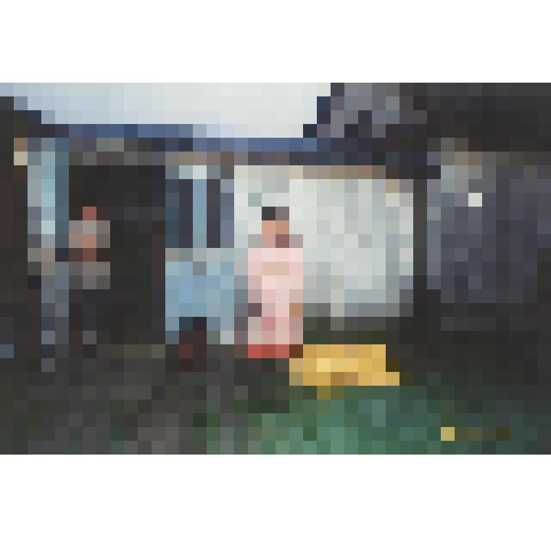 Фотография цветная. Мужчина и женщина манси у порога дома. Атымья-Пауль, п. Верхний Пелым