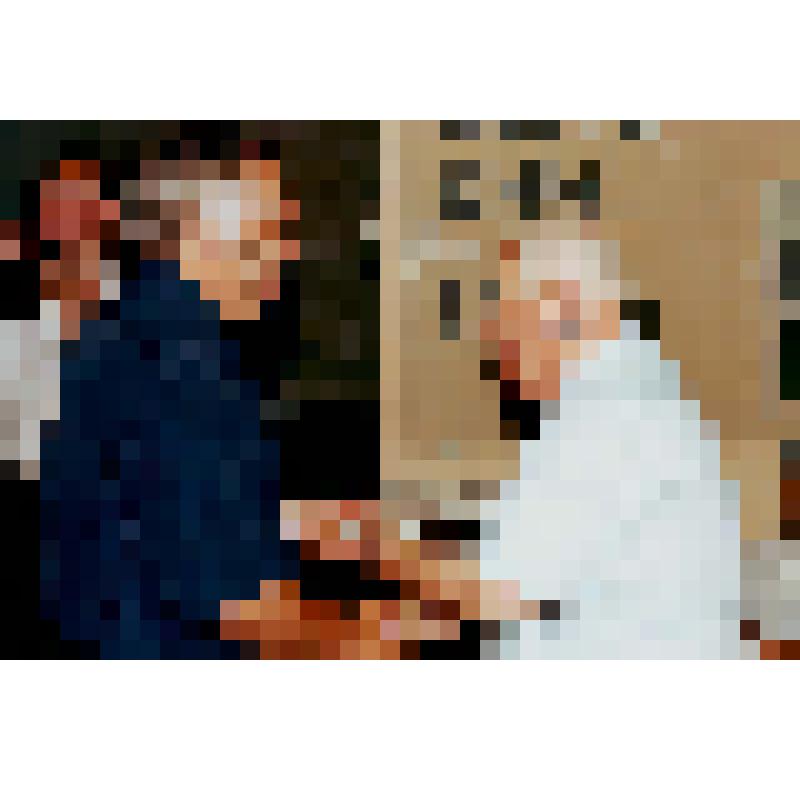 Горбенко Анатолий Александрович, директор Азовского музея-заповедника, вручает книгу "Очерки  истории Азова" и благодарственное письмо ветерану ВОВ Олефиренко В.В