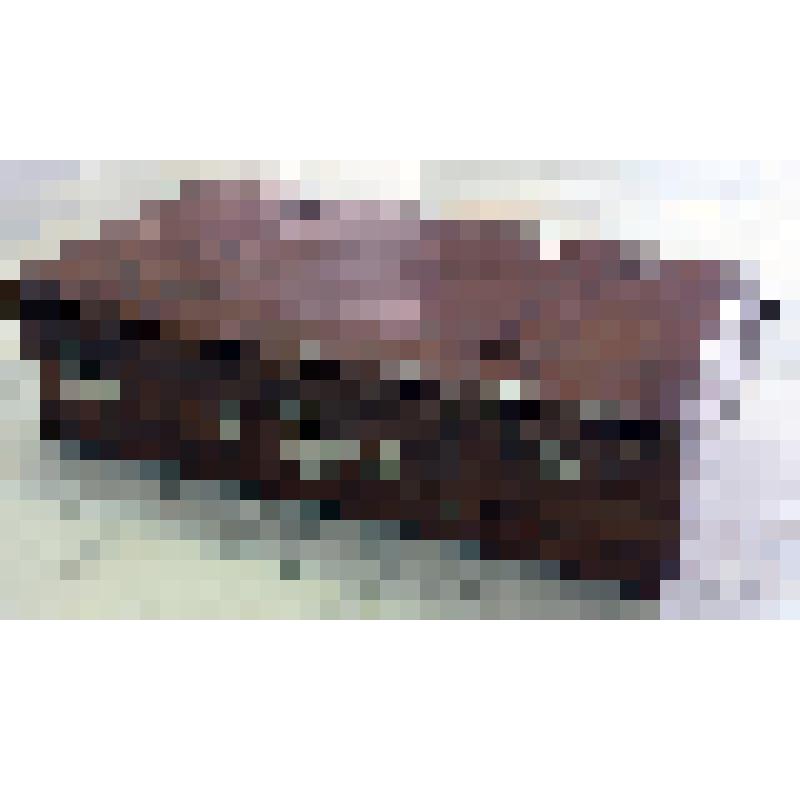 Чемодан дорожный из светло-коричневой кожи с фигурными накладками