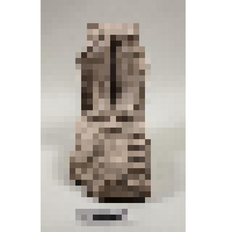 Нижняя часть статуи сидящего человека