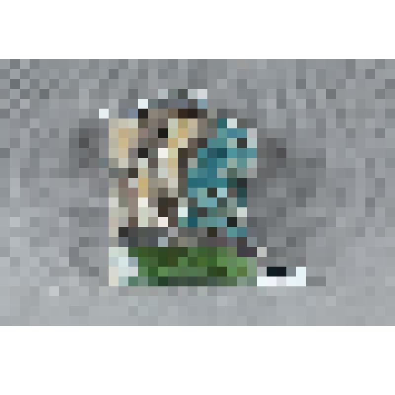 Изразец неправильной формы рельефный полихромный (левая часть панно) с изображением фрагмента голени правой ноги Микулы Селяниновича; цвета: светло-голубой, салатовый, светло-охристый, светло-коричневый, сиреневый.  
Камин керамический, разноцветный, по р