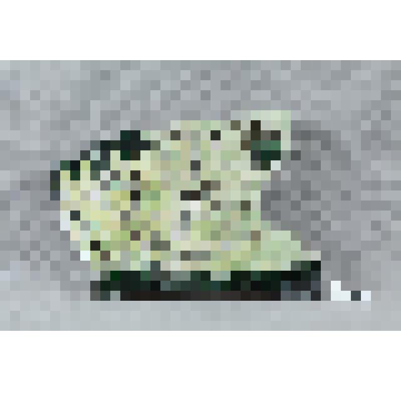 Изразец неправильной формы рельефный полихромный (левая часть фриза) с изображением части туловища и крыльев сирина; цвета: темно-зеленый, салатовый. 
Камин керамический, разноцветный, по рис. худ. Врубеля на тему "Микула Селянинович и Вольга"