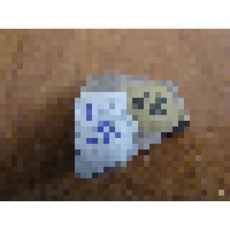 Заостренный осколок светло-серого кремня от орудия