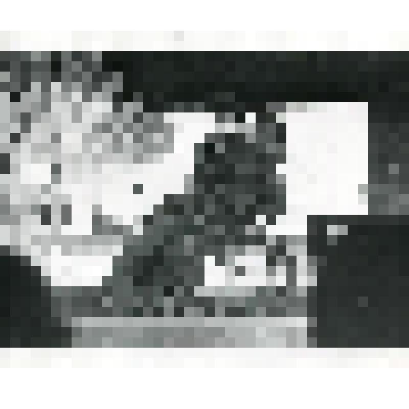 Фотография. В инвалидном кресле сидит Кушаков - Грос, в черном пальто и котелке. "Мелодия для павлина" (пост. Туминас. Худ. Попов.). Москва, Драматический театр им. К.С.Станиславского (бывш. Оперно-драматическая студия)