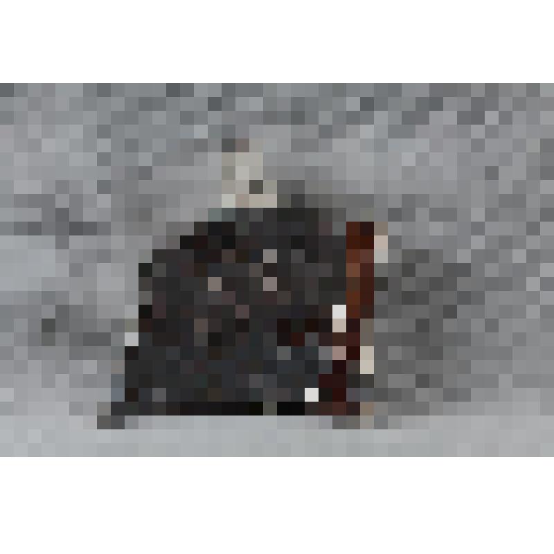 Изразец неправильной формы рельефный полихромный (правая часть панно) с изображением фрагмента правой ноги Вольги; цвета: темно-коричневый (матовый), коричневый. 
Камин керамический, разноцветный, по рис. худ. Врубеля на тему "Микула Селянинович и Вольга"