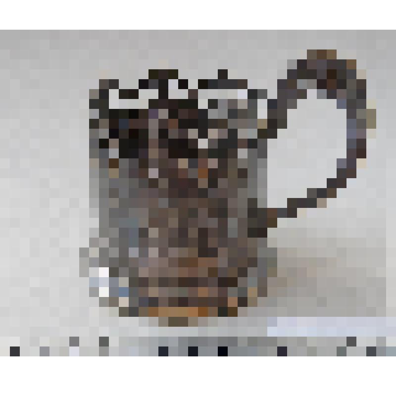 Подстаканник цилиндрической формы, верхний край тулова волнообразный с прорезным узором растительного характера; петлевидная ручка. На дне клеймо: "Schiffers ....", Warszawa"