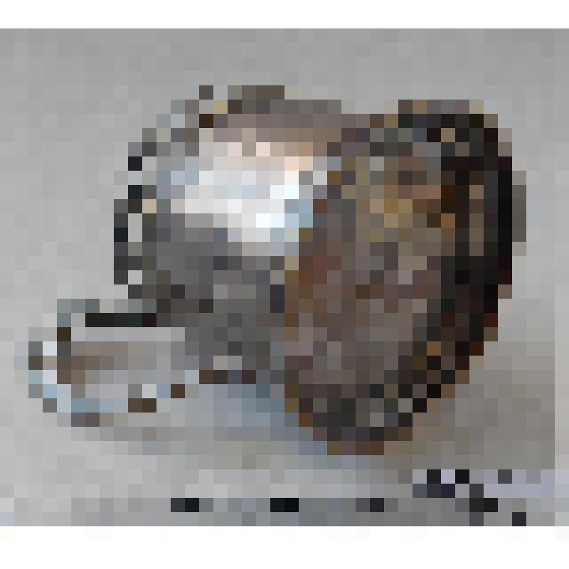 Подстаканник цилиндрической формы, верхний край тулова волнообразный с прорезным узором растительного характера; петлевидная ручка. На дне клеймо: "Schiffers ....", Warszawa"