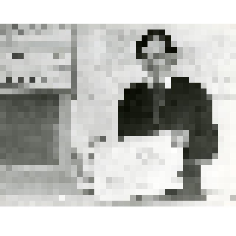 Фотография ч/б. Рубан А.А., учащийся вечерней школы №79, проводит политинформацию