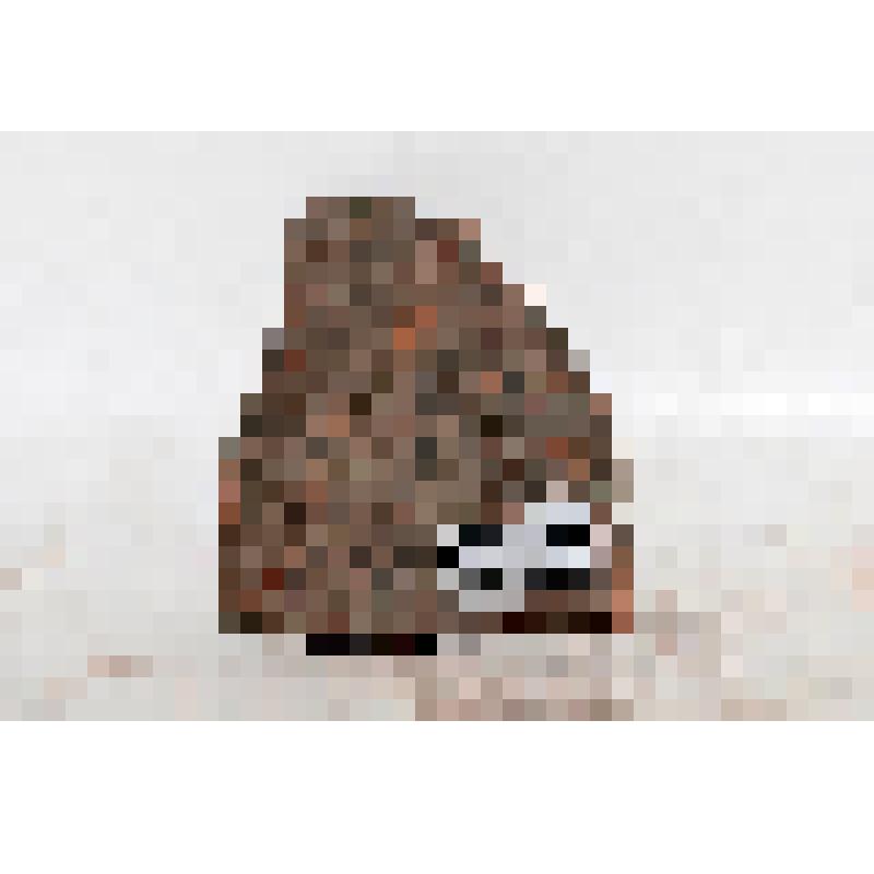 Изразец (фрагмент) рельефный двухцветный. Фон - белого цвета, орнамент - синего