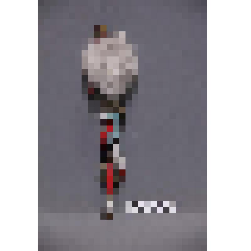 коллекция В.Ф. Лагодича. «Навершие обрядового жезла». Изготовлено в виде фигурки из скрученного дерева. Лицо изготовлено из медной пластины, головной убор из белого меха и красной кожи. К деревянной основе привязаны 4 чаламы (белого, голубого, красного, ч