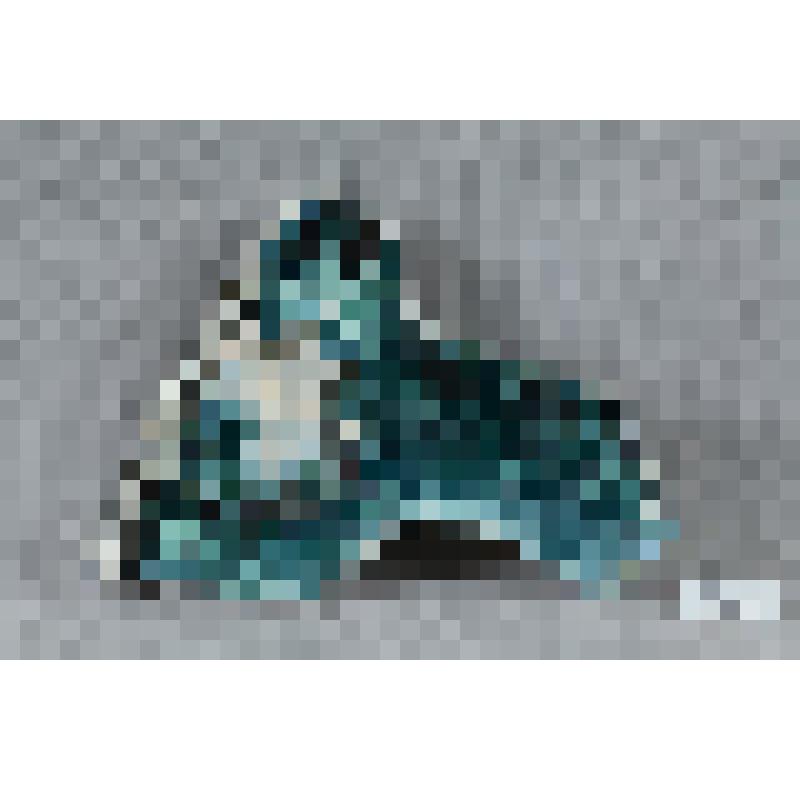 Изразец неправильной формы рельефный полихромный (левая часть панно) с изображением фрагмента рубахи (левое плечо) Микулы Селяниновича; цвета: светло-изумрудный, белый. 
Камин керамический, разноцветный, по рис. худ. Врубеля на тему "Микула Селянинович и