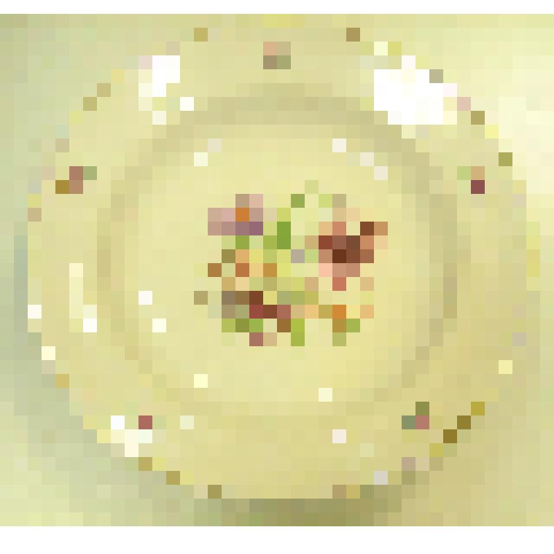 Тарелка белая с цветочным рисунком