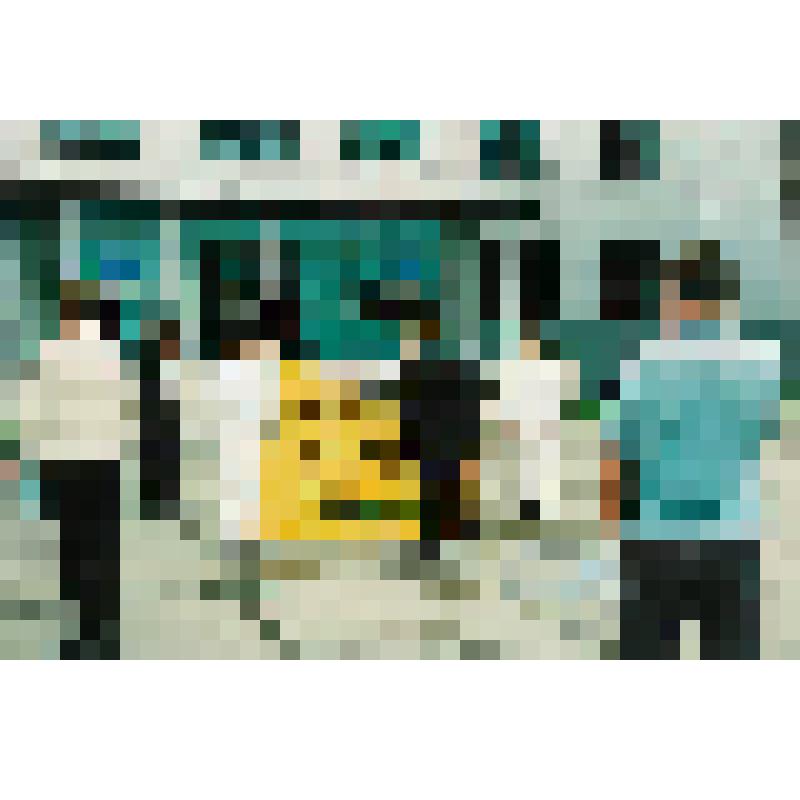 Фотография. Представитель органов власти пресекает проведение акции "Нет загрязнению шельфа Сахалина", организованной "Экологической вахтой Сахалина"