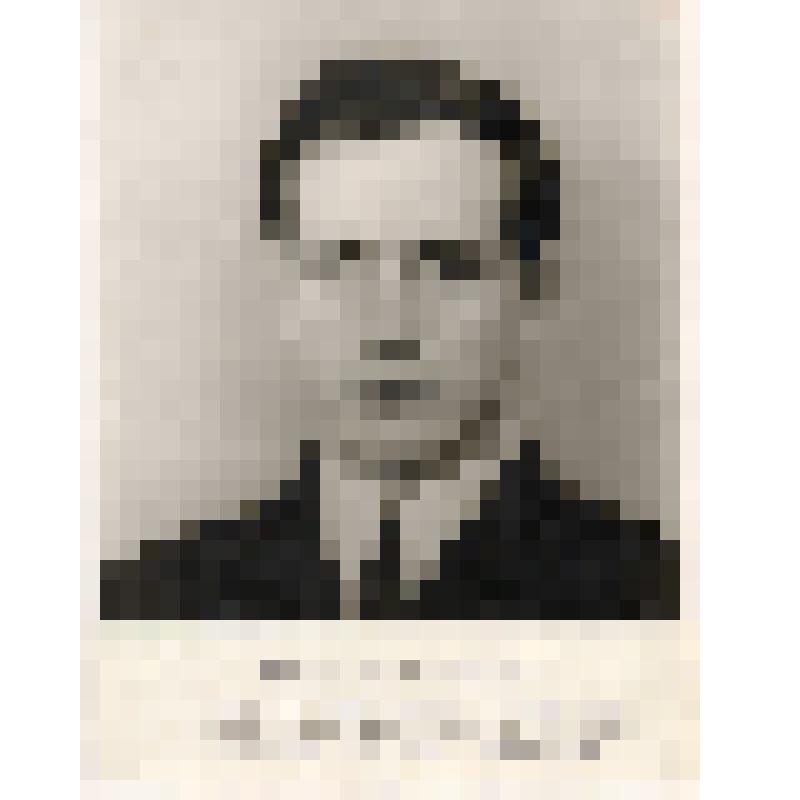 Фотография. Герасименко Евгений Несторович сфотографирован у святыни советского народа - Знамени Победы.  Шофёр РО «сельхозтехника». На фото молодой мужчина одет в тёмный пиджак светлую рубашку и тёмный галстук