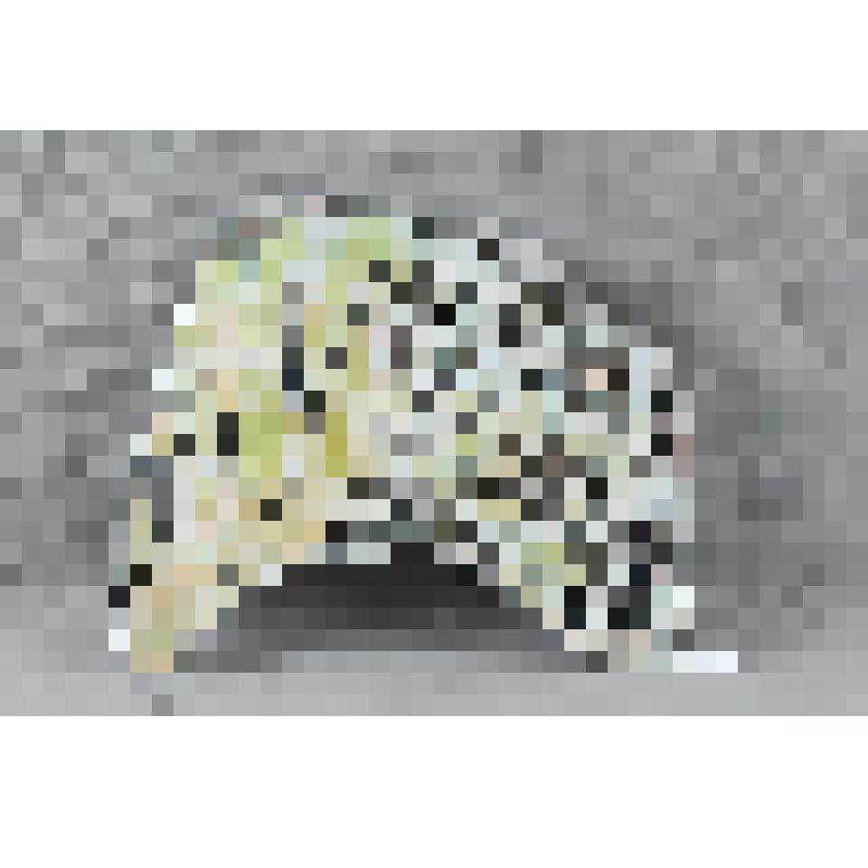 Изразец неправильной формы рельефный полихромный (правая часть панно) с изображением фрагмента гривы коня Вольги; цвета: сиреневый, белый, салатовый, темно-серый. 
Камин керамический, разноцветный, по рис. худ. Врубеля на тему "Микула Селянинович и Вольга