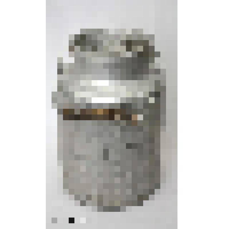 Бидон серебристого цвета, с деревянной ручкой