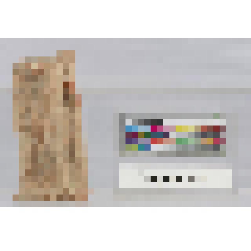 Нижняя часть задрапированной фигурки, облокотившейся на опору, ноги скрещены