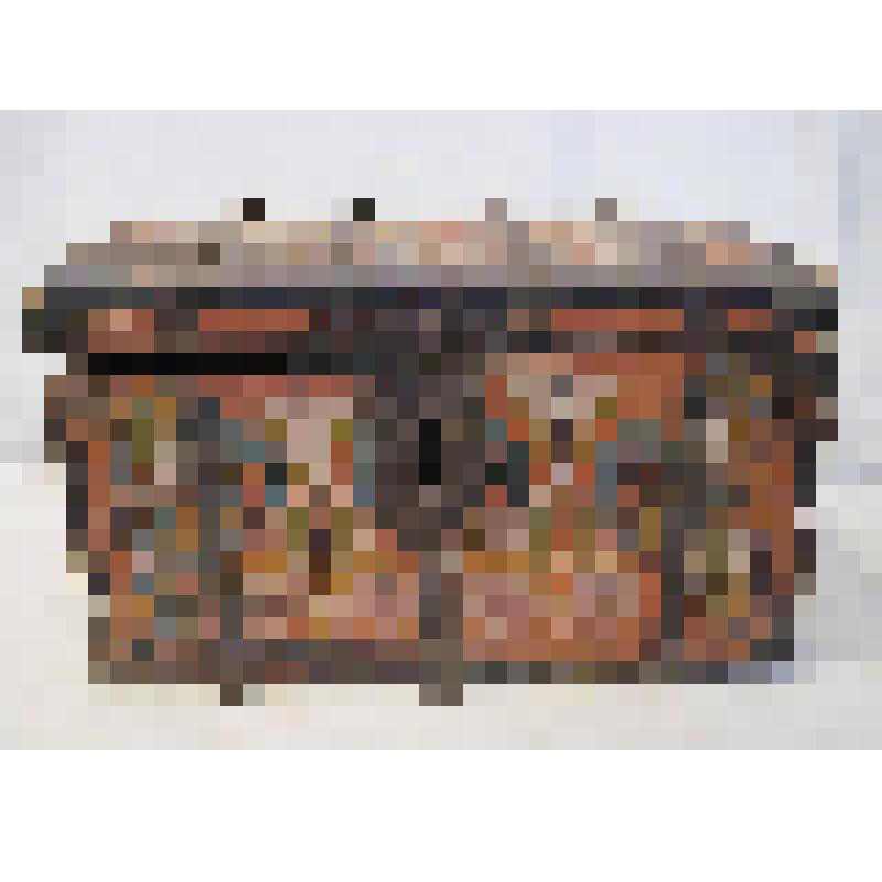 Сундук, окованный металлическими полосами