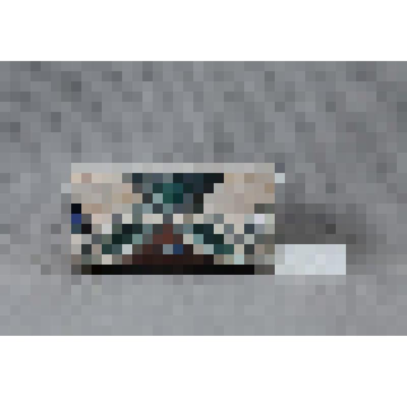 Изразец-валик в форме дуги (левая сторона панно); цвета:
цвет топленого молока, изумрудно-зеленый, коричневый, кобальт. Камин керамический, разноцветный, по рис. худ. Врубеля на тему "Микула Селянинович и Вольга"