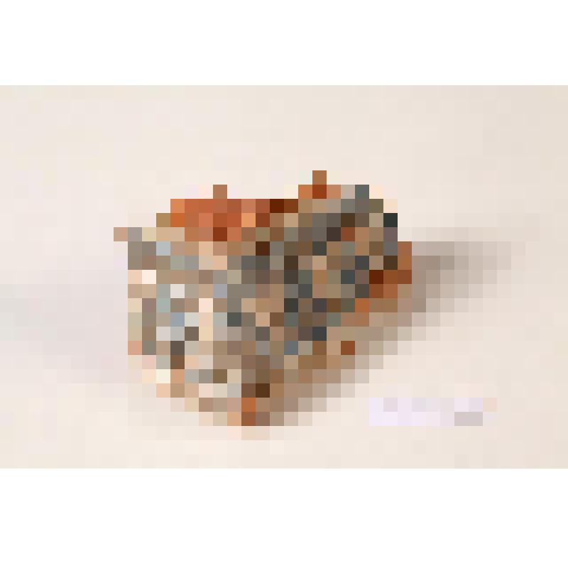 Изразец - нога (фрагмент) рельефный двухцветный. Фон - белого цвета, орнамент - синего