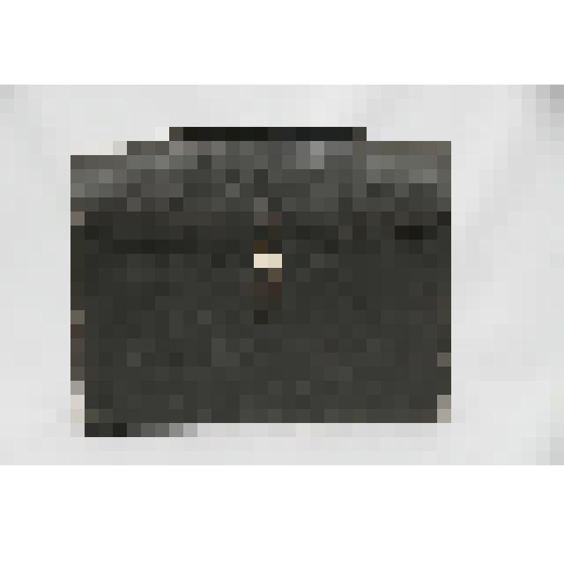 Портфель ученический черного цвета, жесткой формы, оклеенный внутри газетами