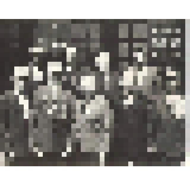 Фотографии. Фото ч/б, групповое. Ветераны Великой Отечественной войны в День победы у здания Дома профсоюзов республики Хакасия в г. Абакане. Шушеначев И.В. в нижнем ряду крайний справа