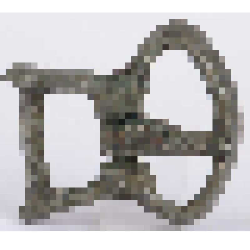 Пряжка литая, овальнорамчатая, с подвижным язычком, закрепленным на металлической оси, расположенной посередине длины пряжки