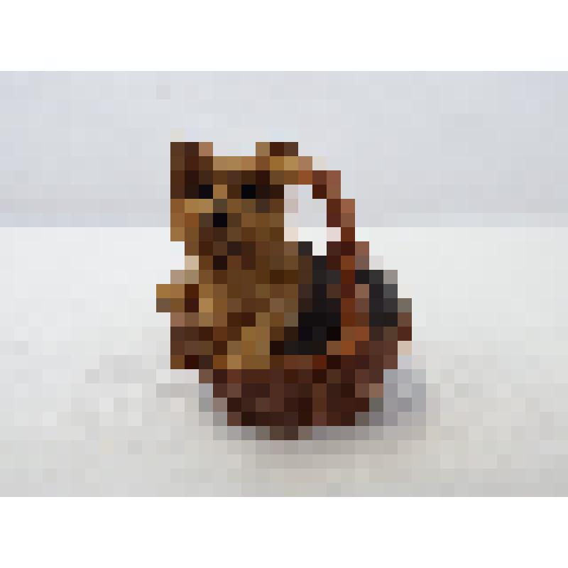 Собака бежевая в корзинке с ручкой