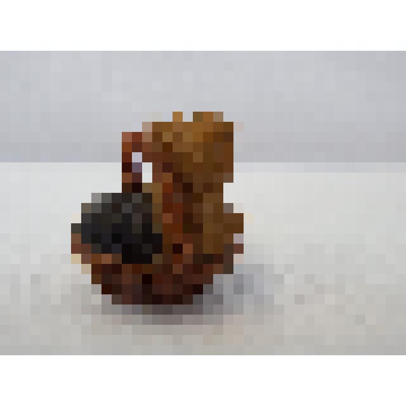 Собака бежевая в корзинке с ручкой