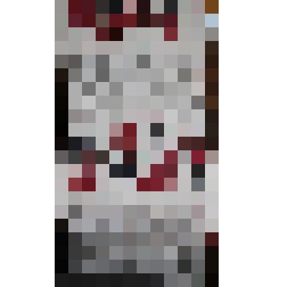 Полотенце из отбеленного холста, на концах двойной, вышитый крестом орнамент, и двойное фабричное кружево