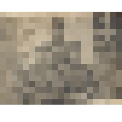 Фотография чёрно – белая, глянцевая, на которой изображено 3 мужчин в военной форме на фоне здания