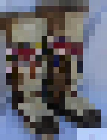 Торбаса женские праздничные из белого и коричневого камуса, отороченные мехом пушного зверя и расшитые широкой полосой из разноцветного бисера, что характерно для олюторских коряков. Торбаса с 2 ремешками у подъема